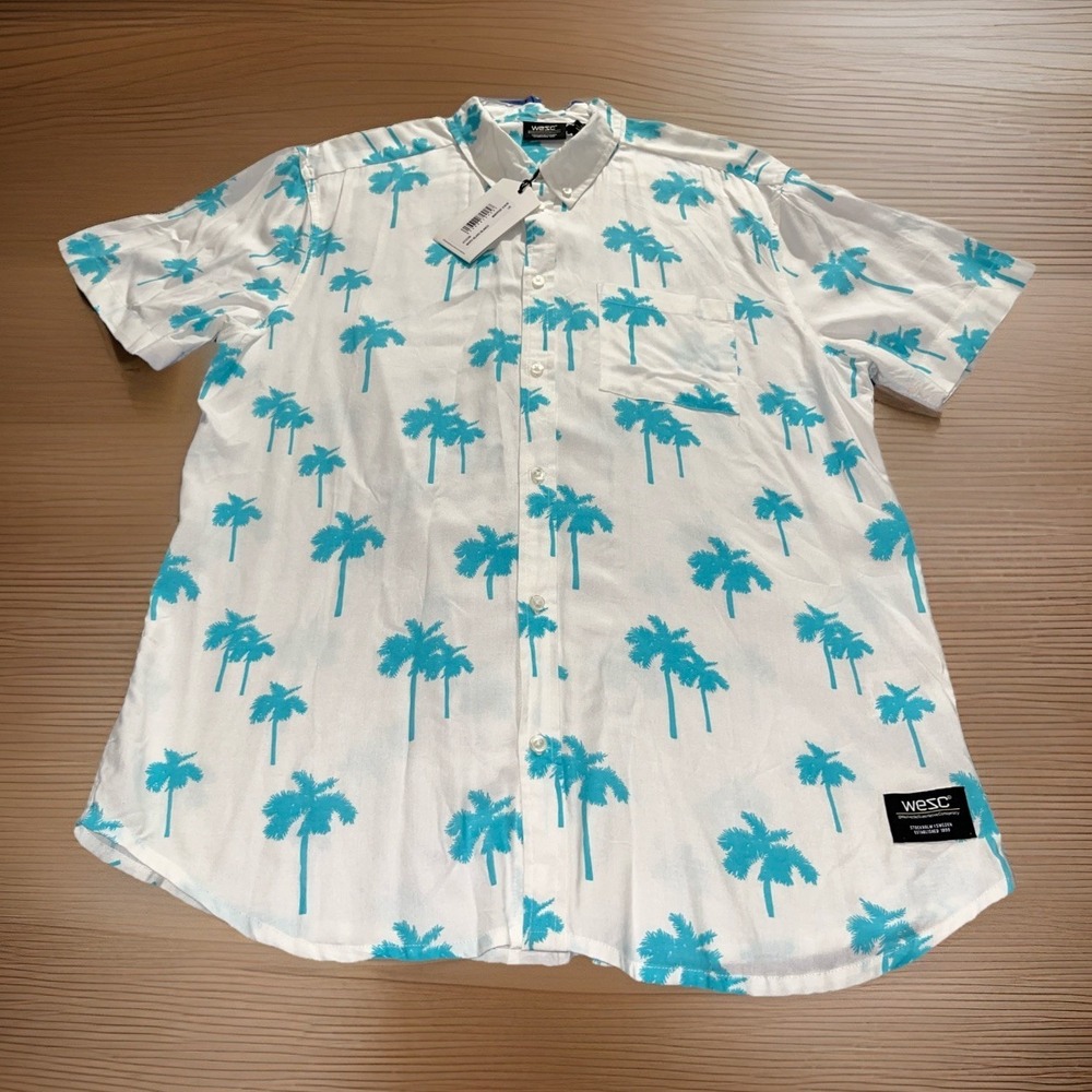 WESC Men's Button Down Shirt Large Hawaiian Palm Tree Print Short Sleeve NWT